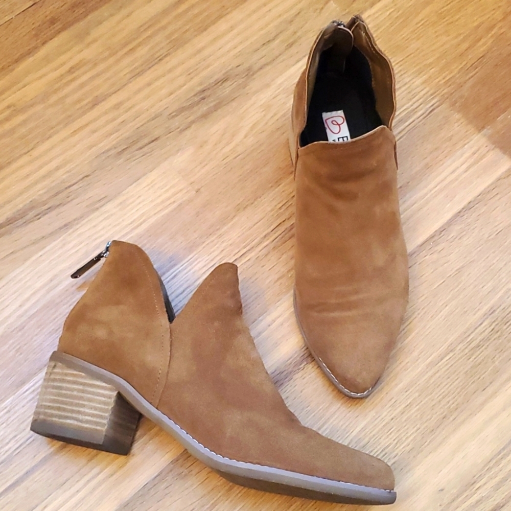 Blondo Waterproof Camel Suede Ankle Boots in 7.5